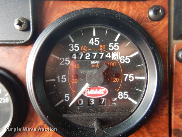 image for item GF9248 2003 Peterbilt 330  semi truck