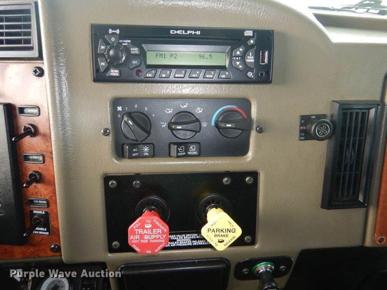 image for item GF9248 2003 Peterbilt 330  semi truck