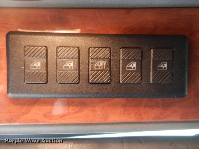 image for item GF9248 2003 Peterbilt 330  semi truck