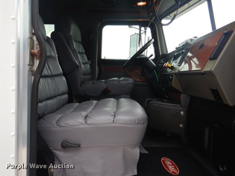 image for item GF9248 2003 Peterbilt 330  semi truck