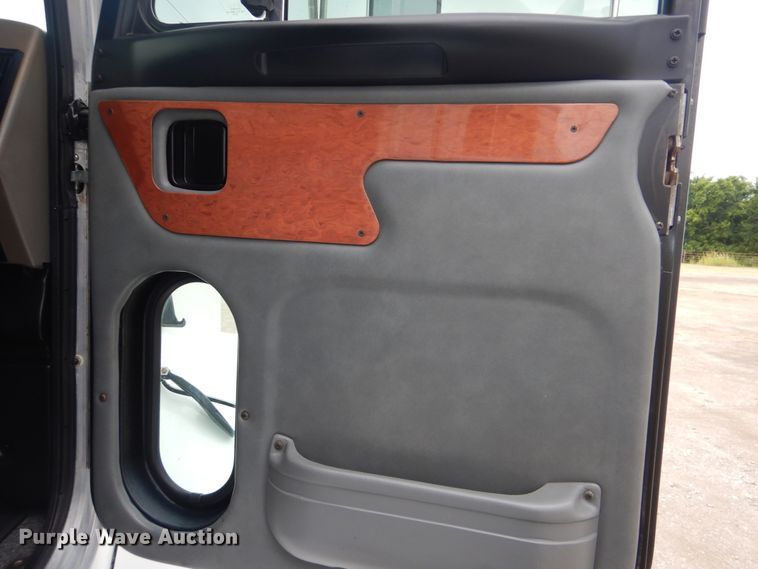 image for item GF9248 2003 Peterbilt 330  semi truck