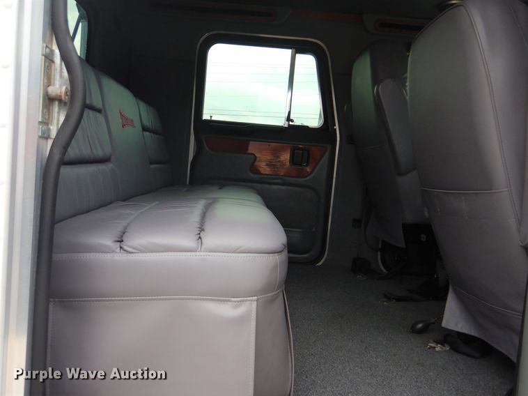 image for item GF9248 2003 Peterbilt 330  semi truck