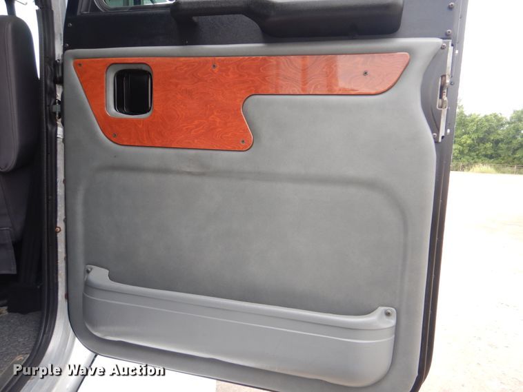 image for item GF9248 2003 Peterbilt 330  semi truck