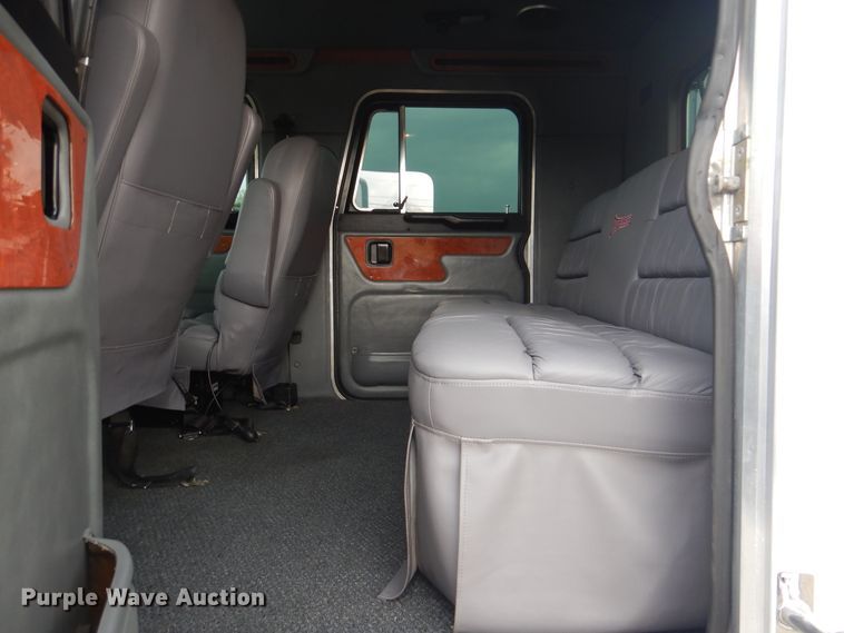 image for item GF9248 2003 Peterbilt 330  semi truck