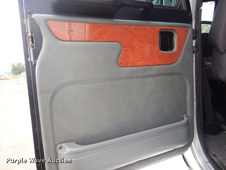 image for item GF9248 2003 Peterbilt 330  semi truck