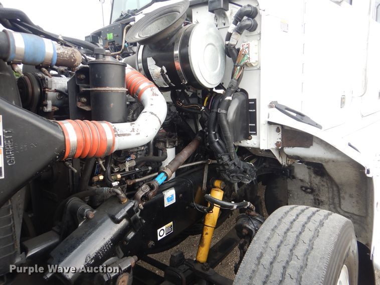 image for item GF9248 2003 Peterbilt 330  semi truck