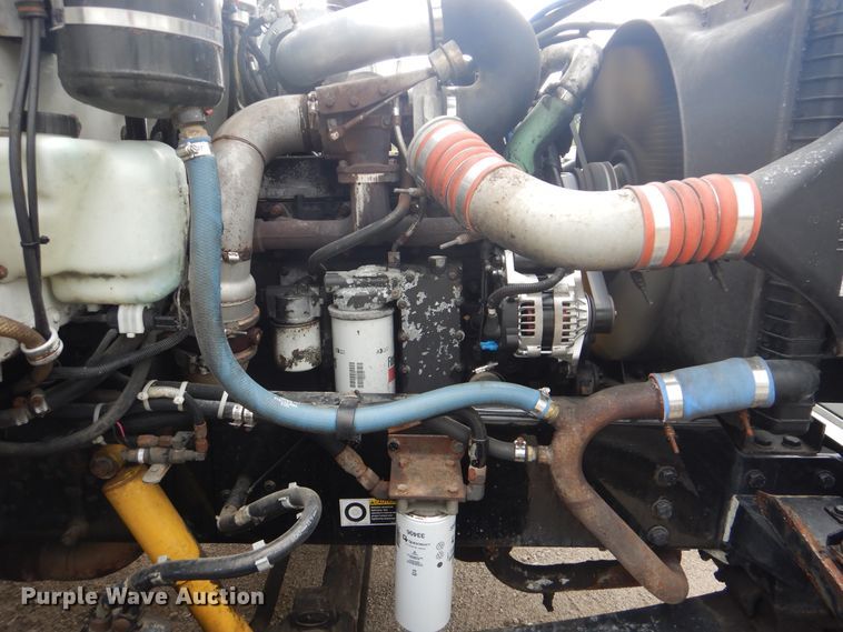 image for item GF9248 2003 Peterbilt 330  semi truck