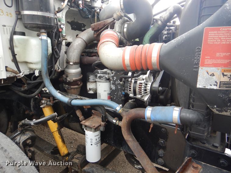 image for item GF9248 2003 Peterbilt 330  semi truck