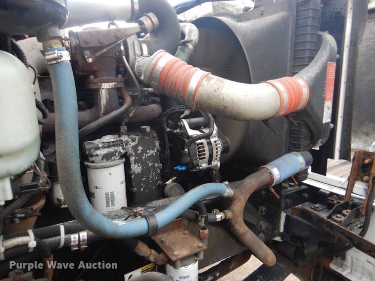 image for item GF9248 2003 Peterbilt 330  semi truck