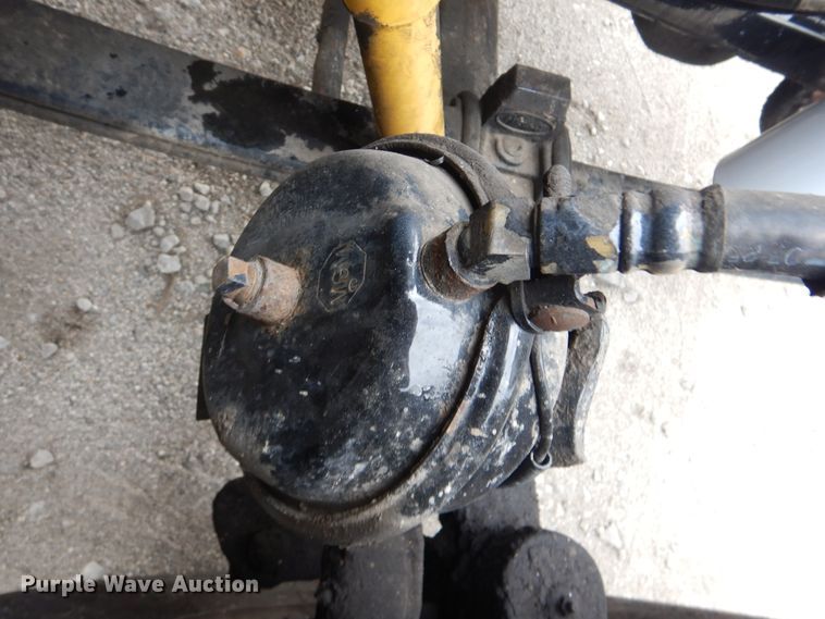 image for item GF9248 2003 Peterbilt 330  semi truck