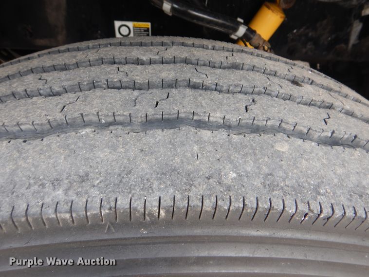 image for item GF9248 2003 Peterbilt 330  semi truck