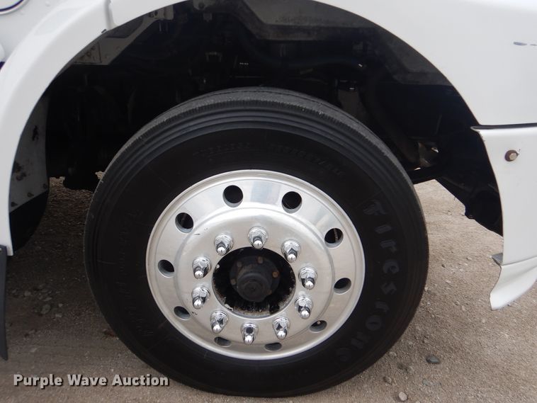 image for item GF9248 2003 Peterbilt 330  semi truck