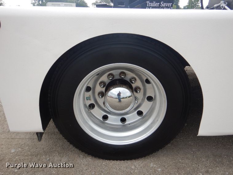 image for item GF9248 2003 Peterbilt 330  semi truck