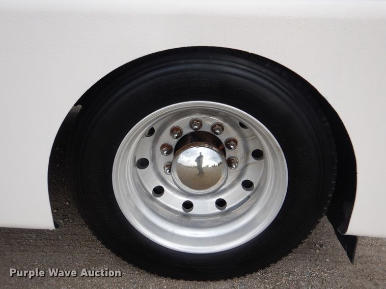 image for item GF9248 2003 Peterbilt 330  semi truck