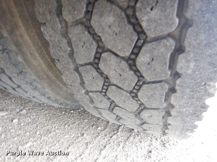 image for item GF9248 2003 Peterbilt 330  semi truck