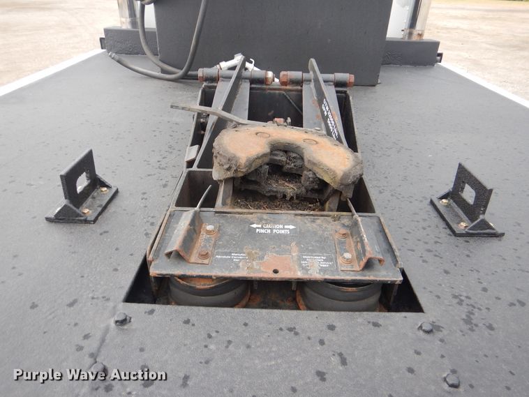 image for item GF9248 2003 Peterbilt 330  semi truck