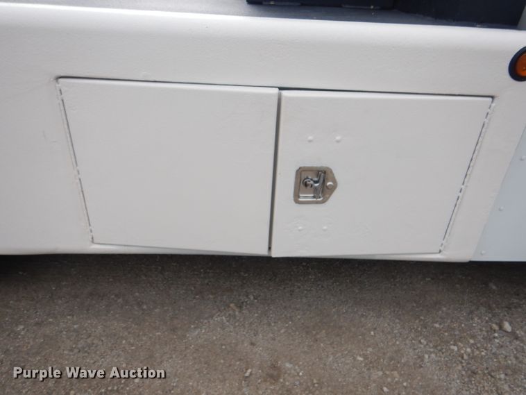 image for item GF9248 2003 Peterbilt 330  semi truck