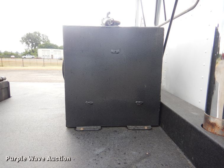 image for item GF9248 2003 Peterbilt 330  semi truck