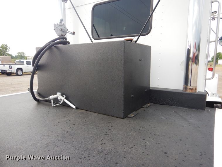 image for item GF9248 2003 Peterbilt 330  semi truck