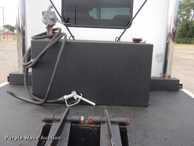 image for item GF9248 2003 Peterbilt 330  semi truck