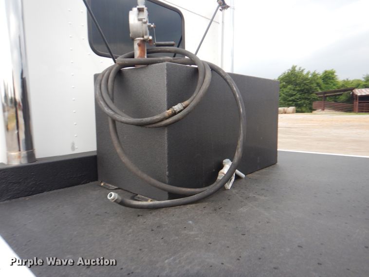 image for item GF9248 2003 Peterbilt 330  semi truck