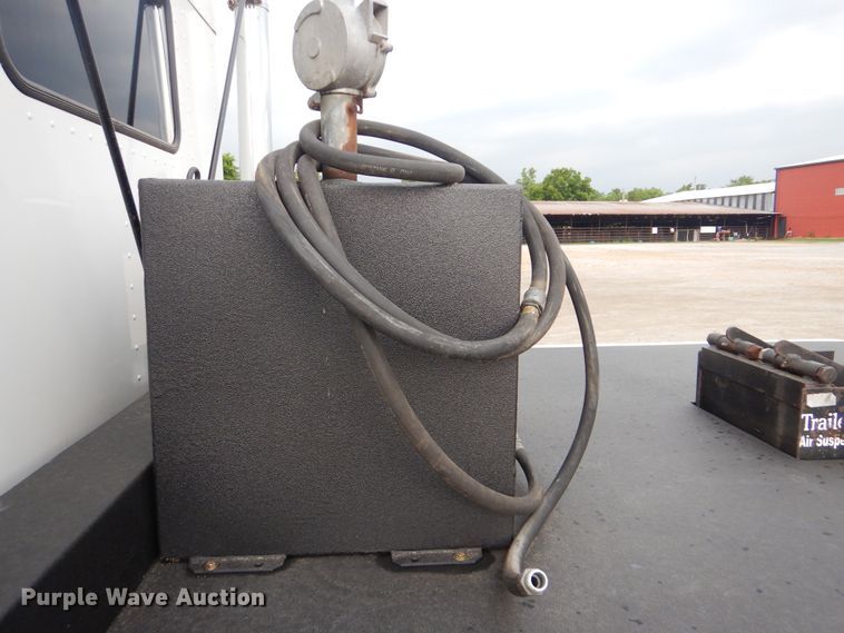 image for item GF9248 2003 Peterbilt 330  semi truck