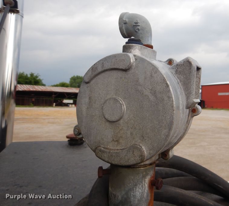 image for item GF9248 2003 Peterbilt 330  semi truck