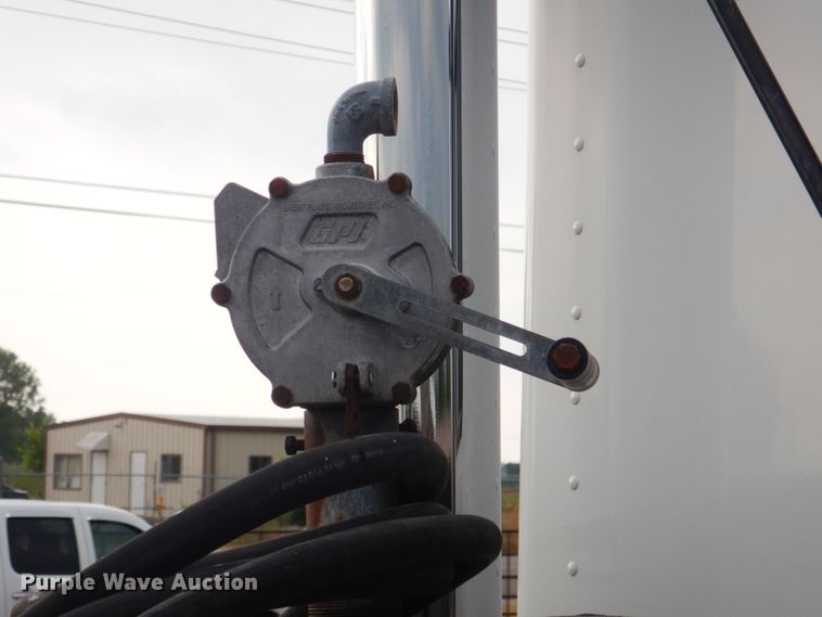 image for item GF9248 2003 Peterbilt 330  semi truck