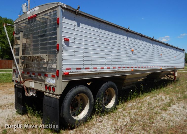 image for item GN9456 2004 Wilson DWH500 double hopper bottom grain trailer