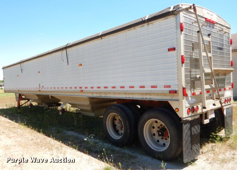 image for item GN9456 2004 Wilson DWH500 double hopper bottom grain trailer