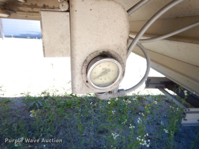 image for item GN9456 2004 Wilson DWH500 double hopper bottom grain trailer