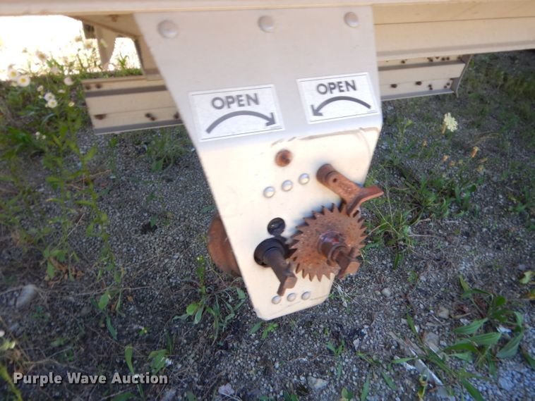 image for item GN9456 2004 Wilson DWH500 double hopper bottom grain trailer