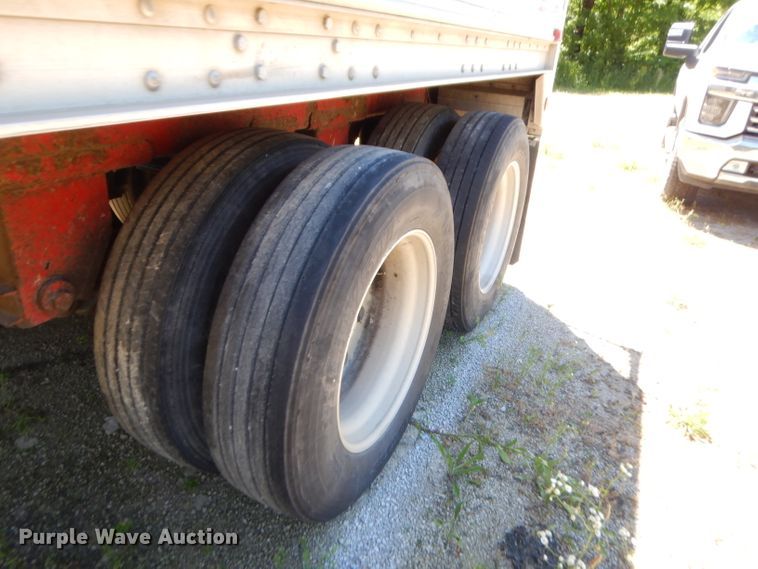 image for item GN9456 2004 Wilson DWH500 double hopper bottom grain trailer