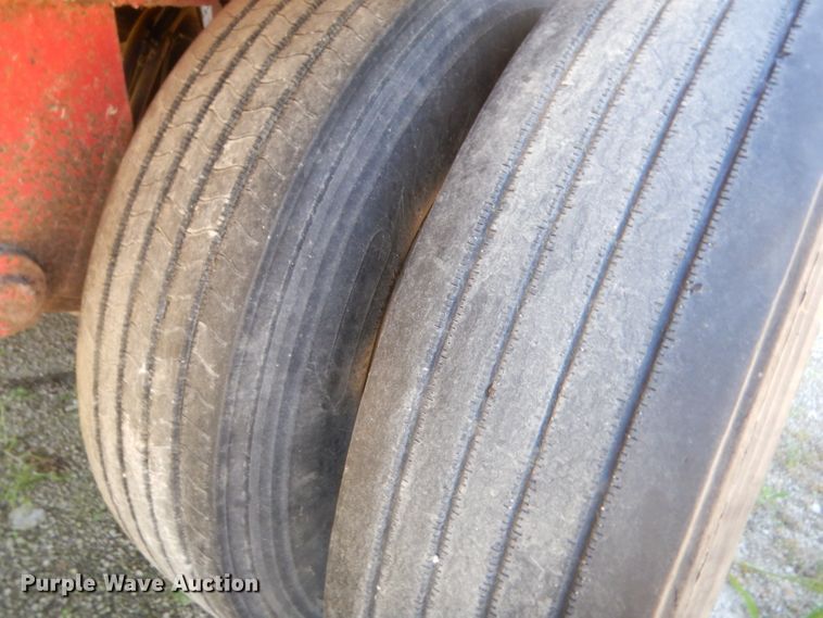 image for item GN9456 2004 Wilson DWH500 double hopper bottom grain trailer