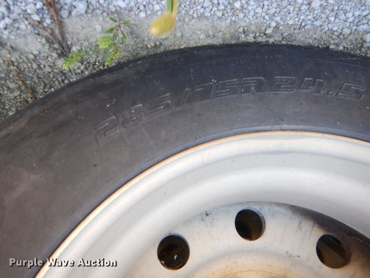 image for item GN9456 2004 Wilson DWH500 double hopper bottom grain trailer