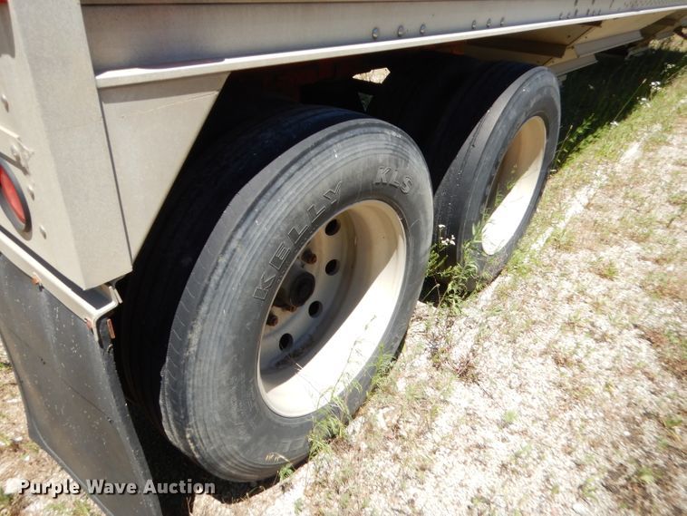 image for item GN9456 2004 Wilson DWH500 double hopper bottom grain trailer