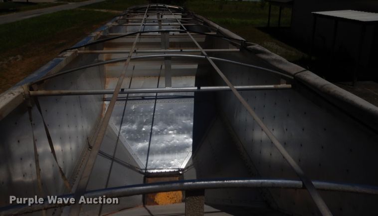 image for item GN9456 2004 Wilson DWH500 double hopper bottom grain trailer