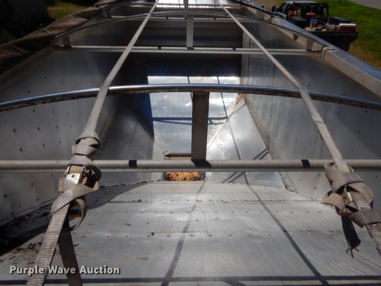 image for item GN9456 2004 Wilson DWH500 double hopper bottom grain trailer