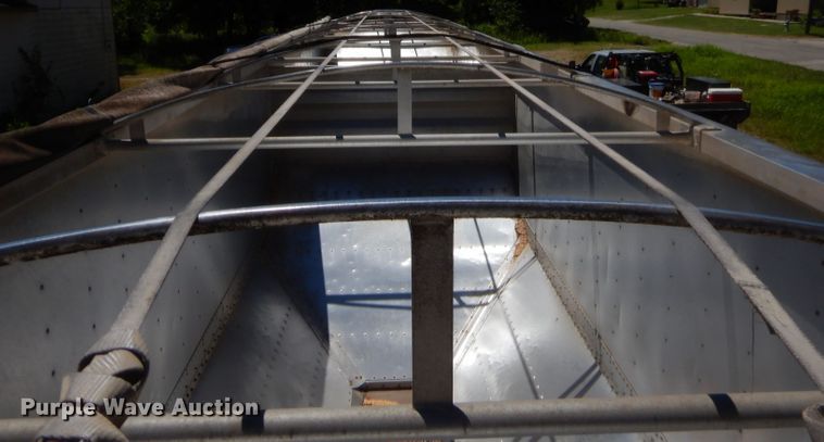 image for item GN9456 2004 Wilson DWH500 double hopper bottom grain trailer