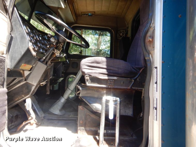 image for item GN9457 1992 Peterbilt 379  semi truck