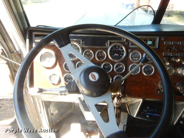 image for item GN9457 1992 Peterbilt 379  semi truck