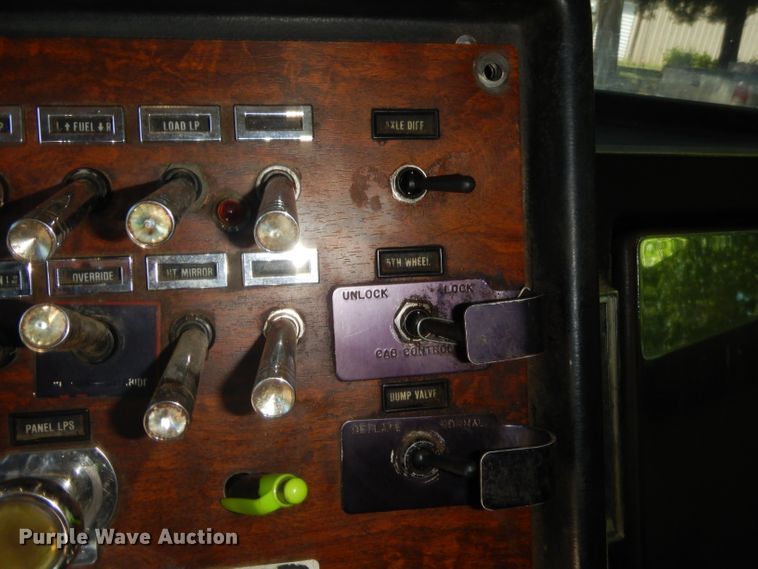 image for item GN9457 1992 Peterbilt 379  semi truck