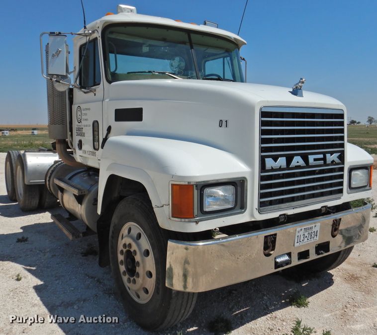 image for item GN9928 2001 Mack CH613  semi truck
