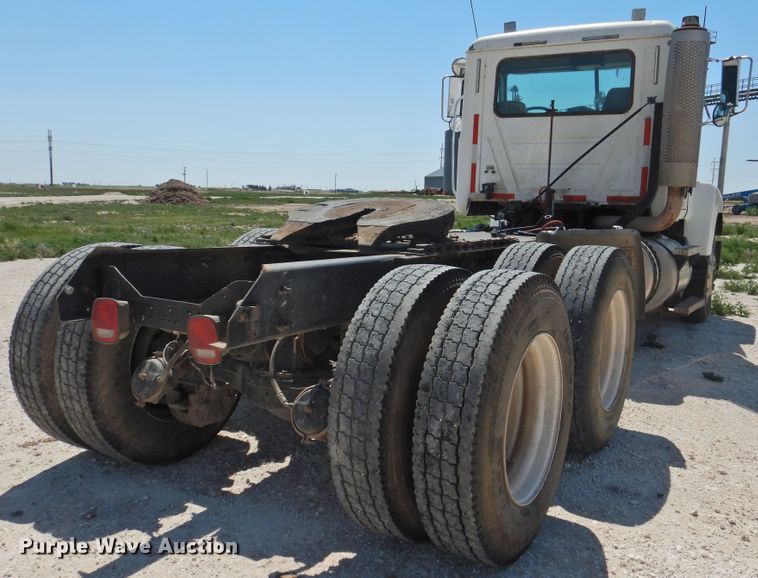 image for item GN9928 2001 Mack CH613  semi truck