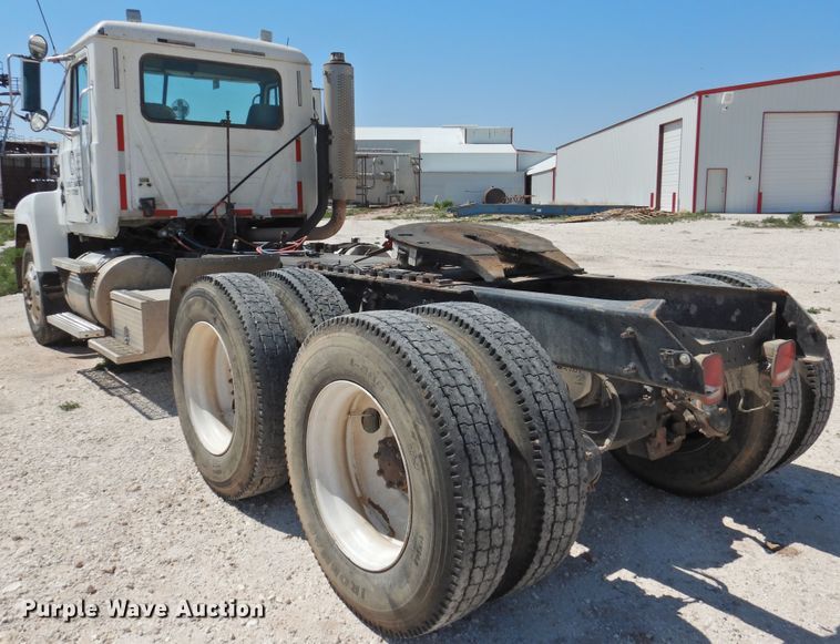 image for item GN9928 2001 Mack CH613  semi truck