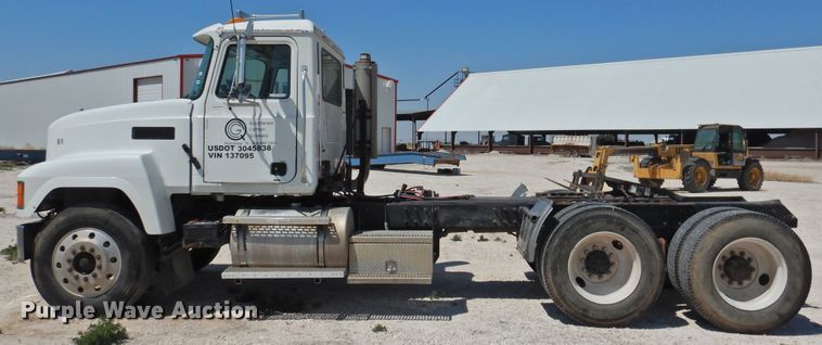 image for item GN9928 2001 Mack CH613  semi truck