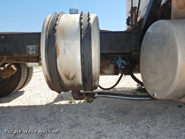 image for item GN9928 2001 Mack CH613  semi truck