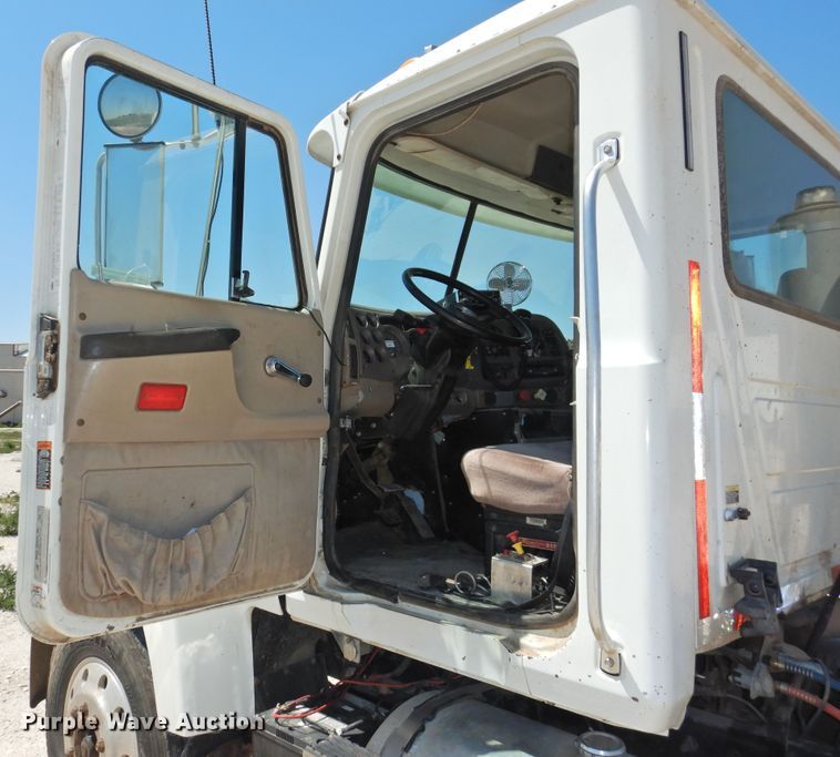 image for item GN9928 2001 Mack CH613  semi truck