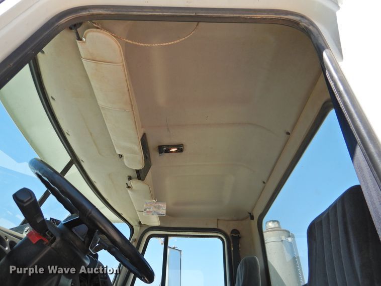 image for item GN9928 2001 Mack CH613  semi truck