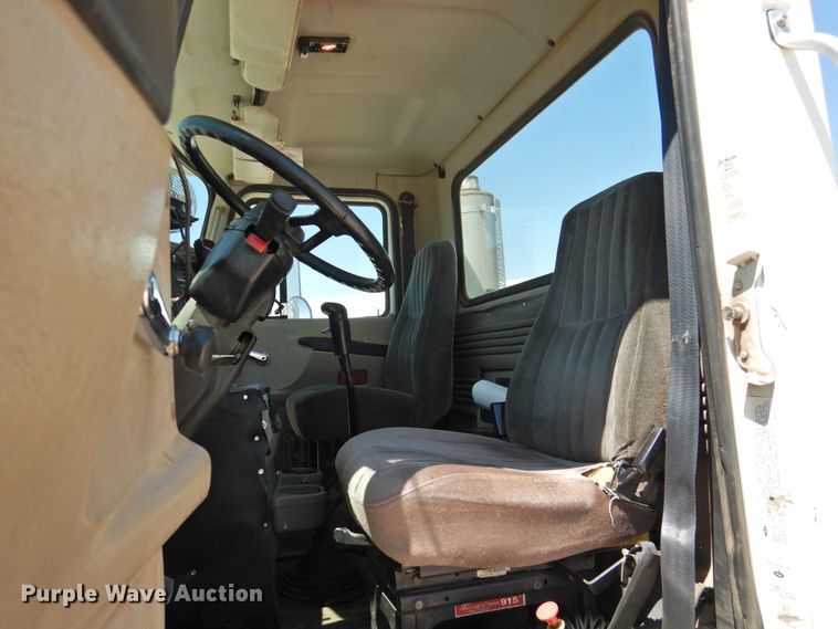 image for item GN9928 2001 Mack CH613  semi truck